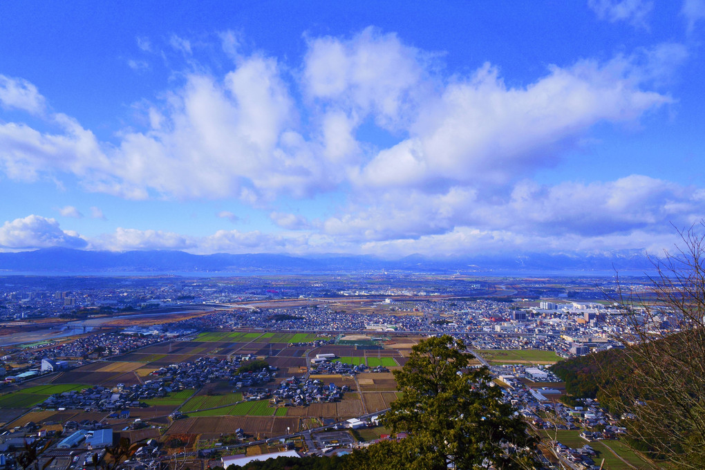 打ち出でて　三上の山を　詠れば　雪こそなけれ　富士のあけぼの
