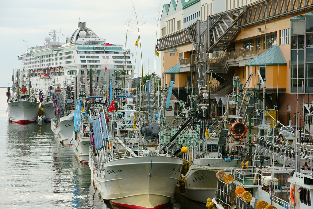釧路港の漁船とサンプリンセス