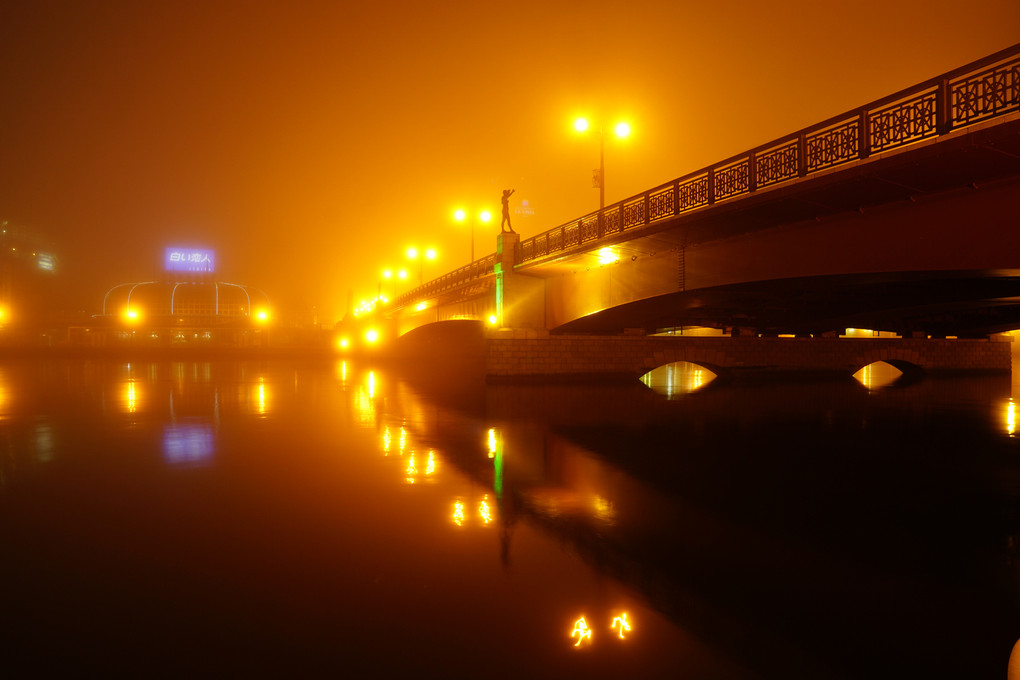 海霧とオレンジ色に輝く橋