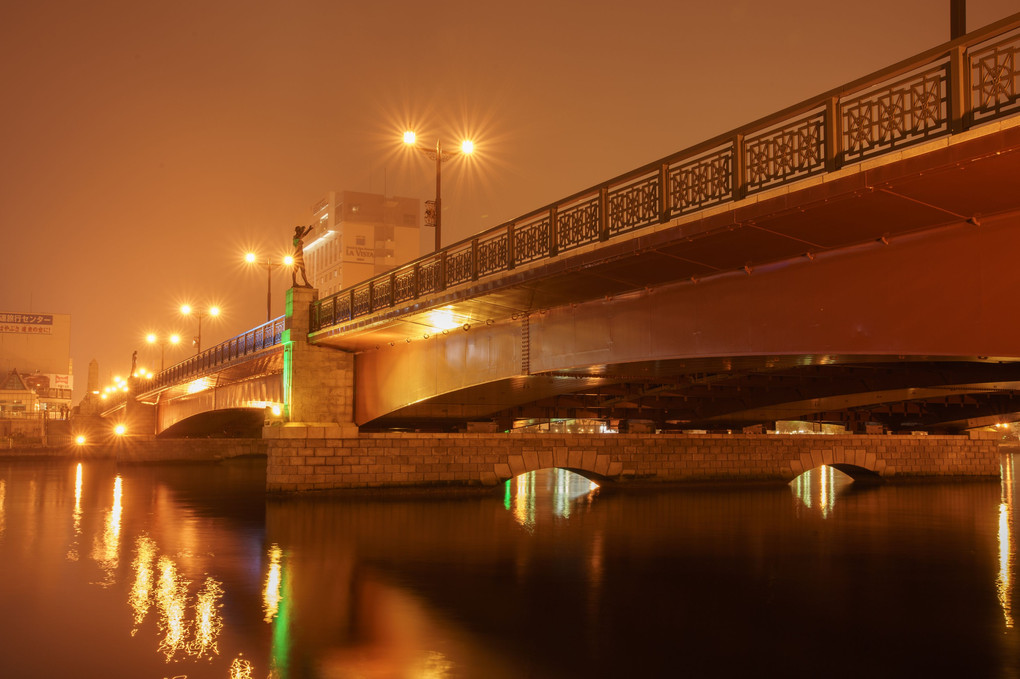 海霧とオレンジ色に輝く橋