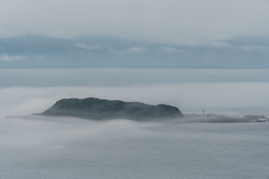 霧に浮かぶ小島