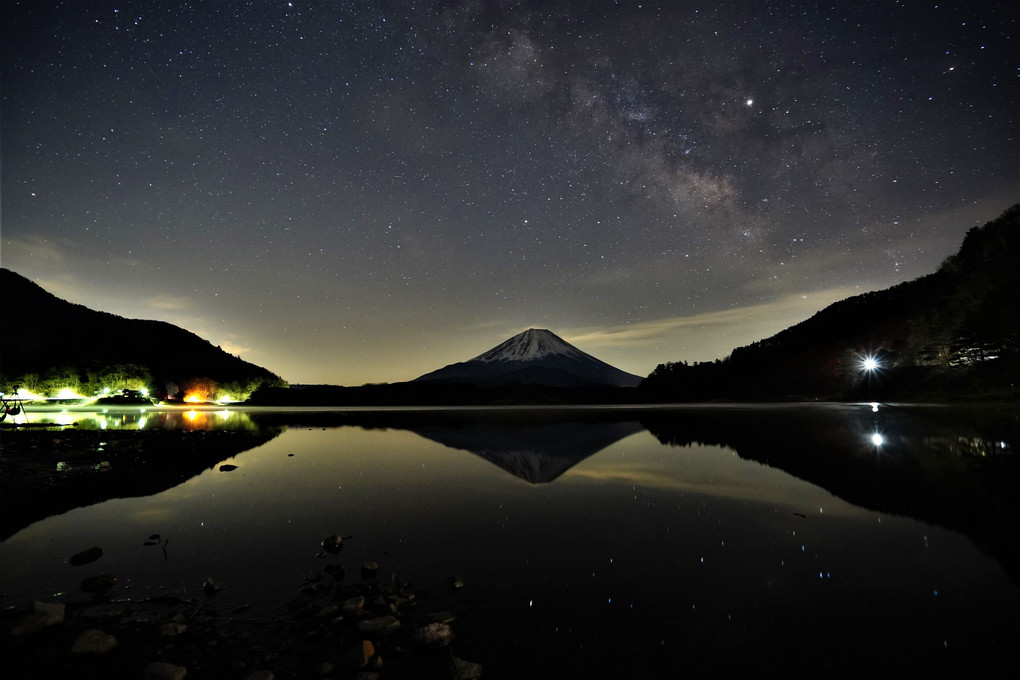 精進湖の富士山と天の川