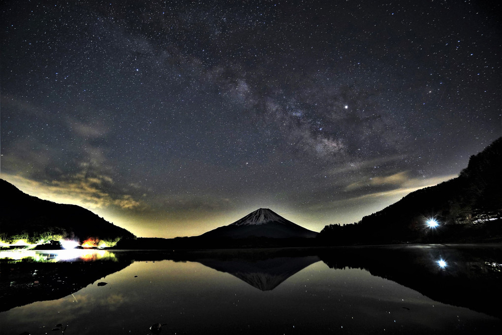 精進湖の富士山と天の川