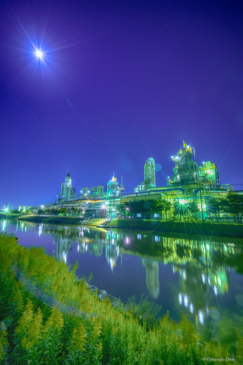 輝く月と旭カーボン工場夜景
