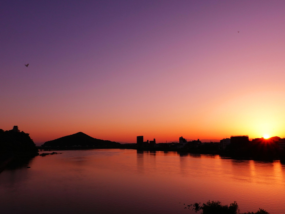 木曽川と夕日と犬山城