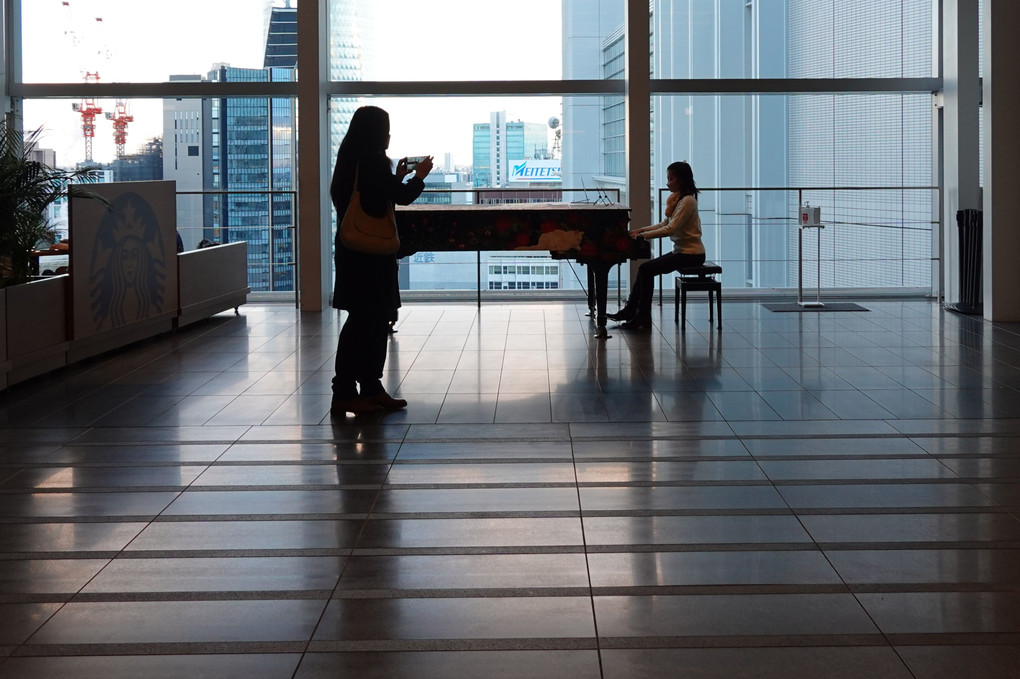 高層ビル内の街角ピアノ！