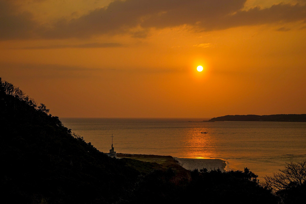角島の青い海すら紅く染める夕陽