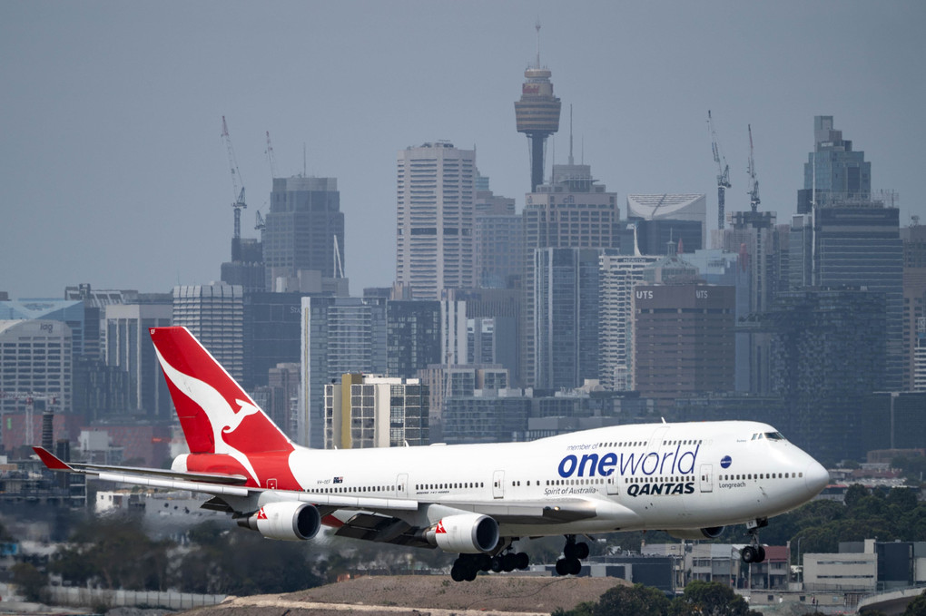 B747 landing at Sydney city
