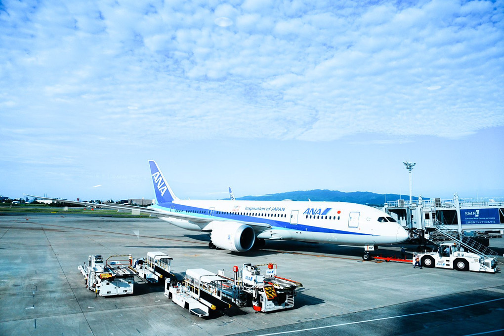 秋の空と飛行機