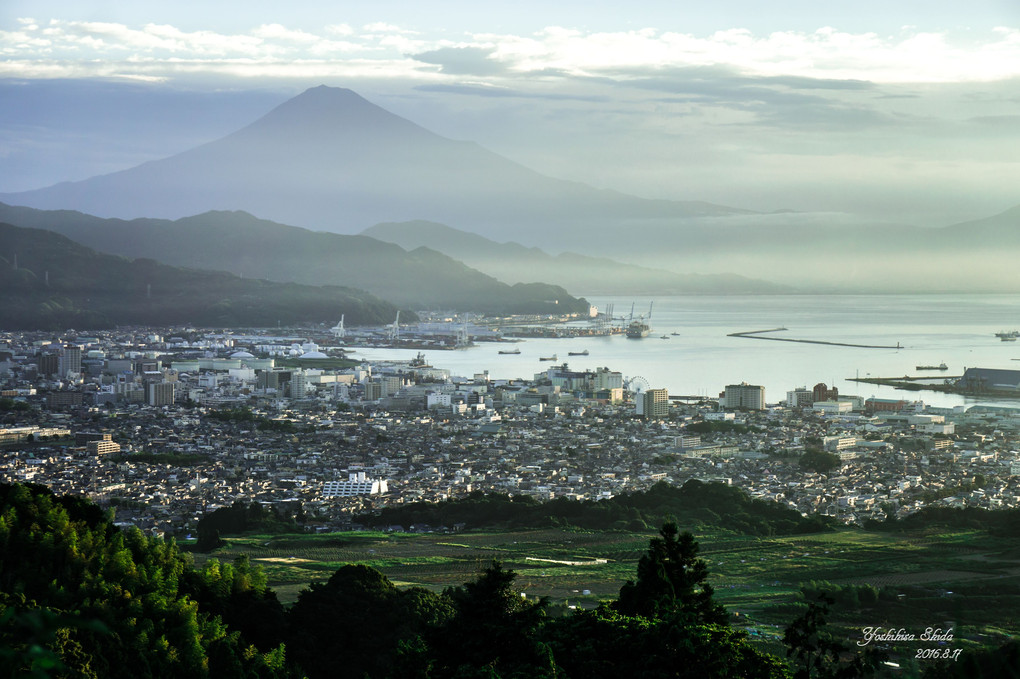 朝もやの富士山