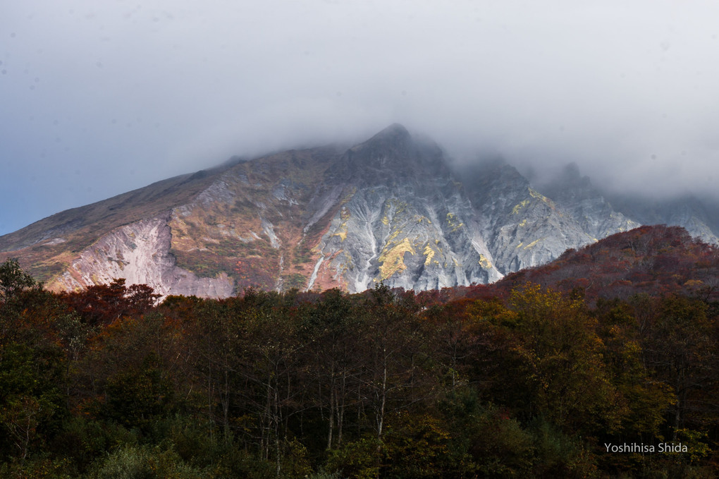初冠雪と紅葉の大山