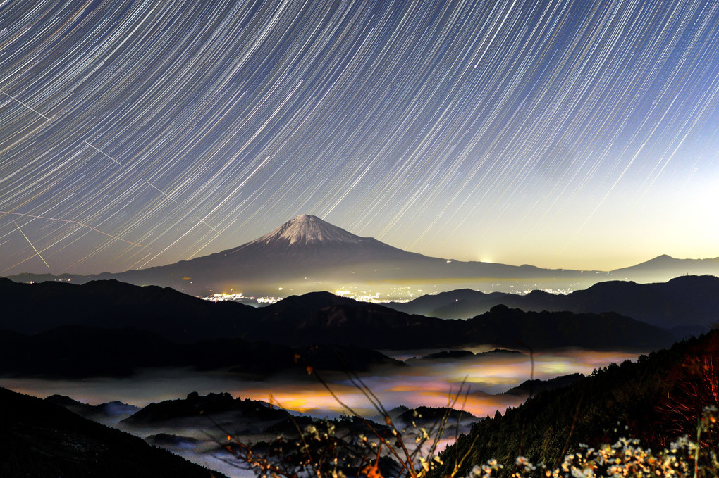 新年の雲海富士と星跡