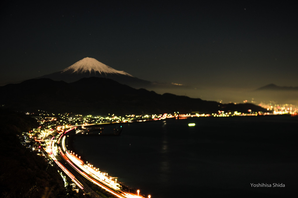 moon lightを浴びた富士山の新雪