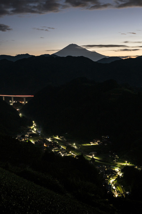 富士山と山間集落夜景