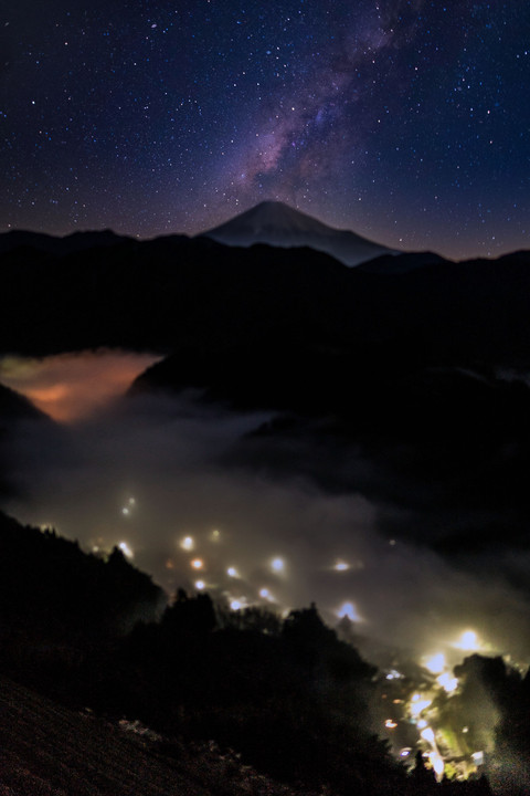 富士山と山間集落夜景