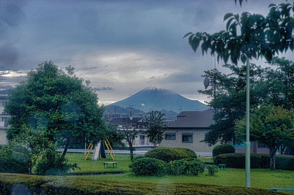 雨と富士山