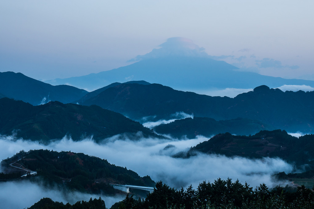 笠雲かぶったボケ富士山