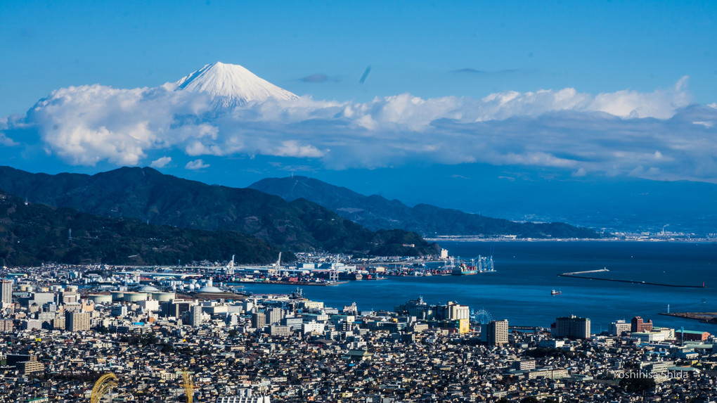 青い空、青い海がよく似合う今日の富士山