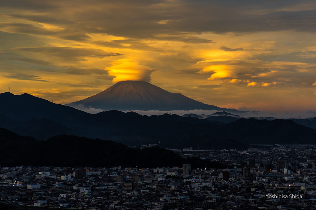 笠雲と吊るし雲with富士山 