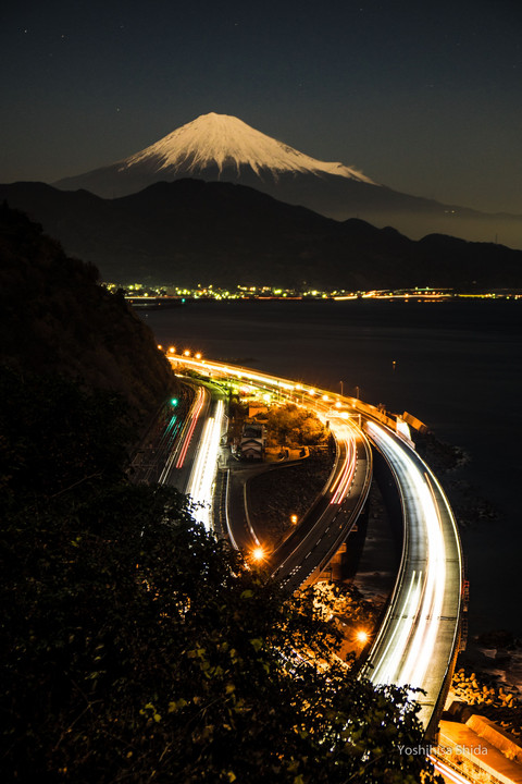 月に照らされた富士山の新雪