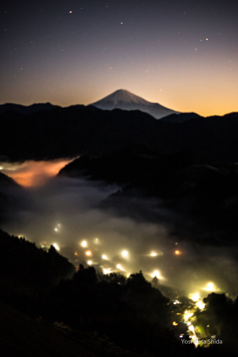 富士山と山間集落夜景