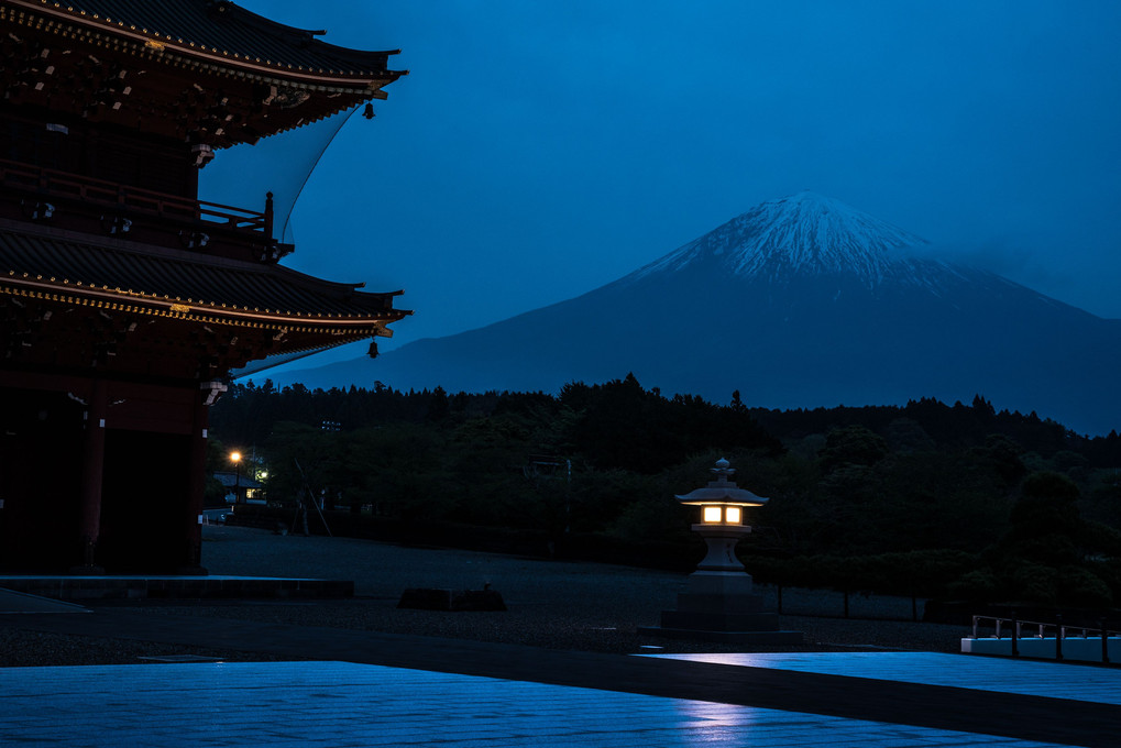 山門と富士山