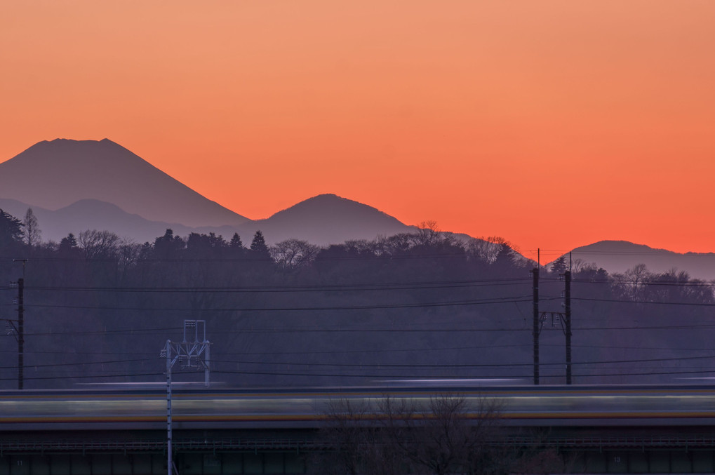 富士山を　背にして快走　南武線