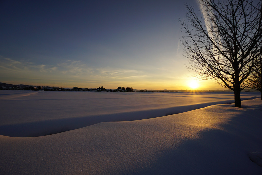 沈む夕日と雪景色