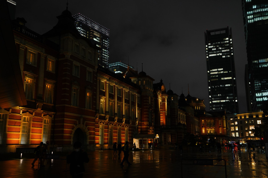 雨の夜の東京駅丸の内側とKITTE