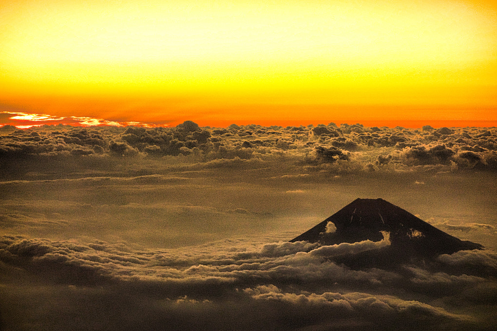 飛行機から見た　夕焼けと富士