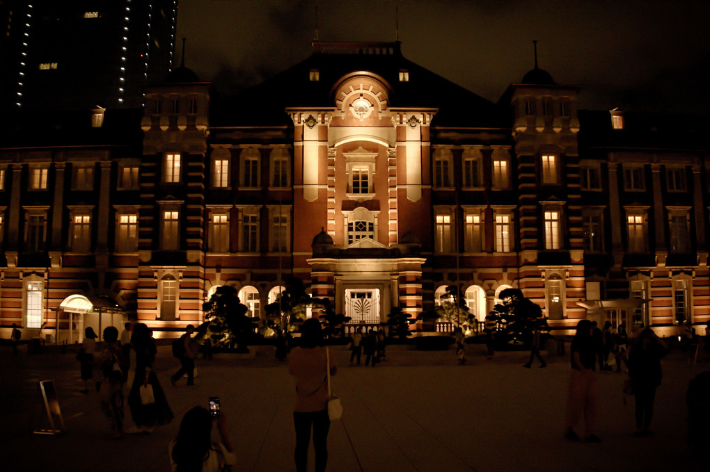 日が暮れても人気の東京駅