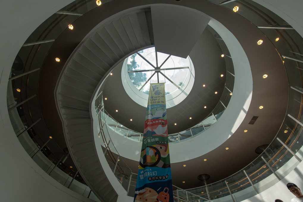 高雄市立図書館の「螺旋階段」