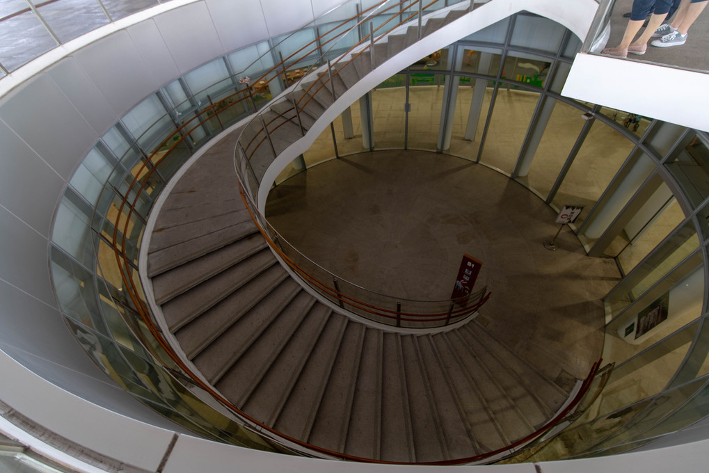 高雄市立図書館の「螺旋階段」