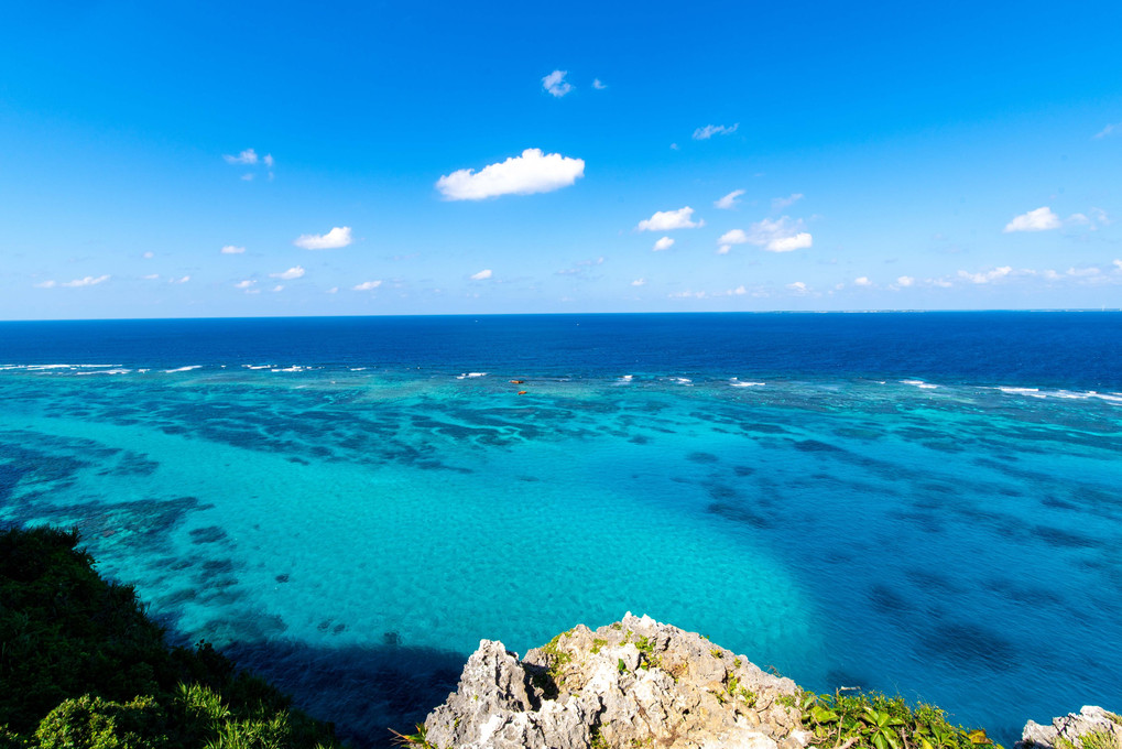 伊良部島の「イグアナ岩」からの宮古島ブルー