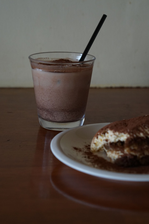 おしゃれなカフェで午後のひとときを