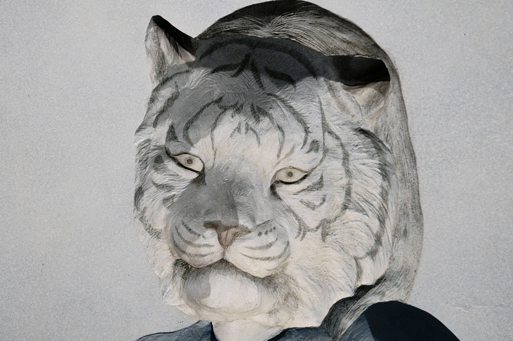 パブリックアート「白い虎が見ている」