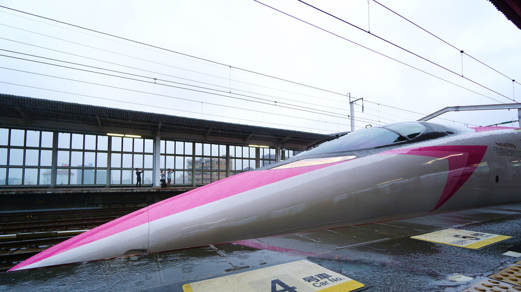 ハローキティ新幹線・半端ないって！！　カッコよさ と 可愛さ 同居してるもん。