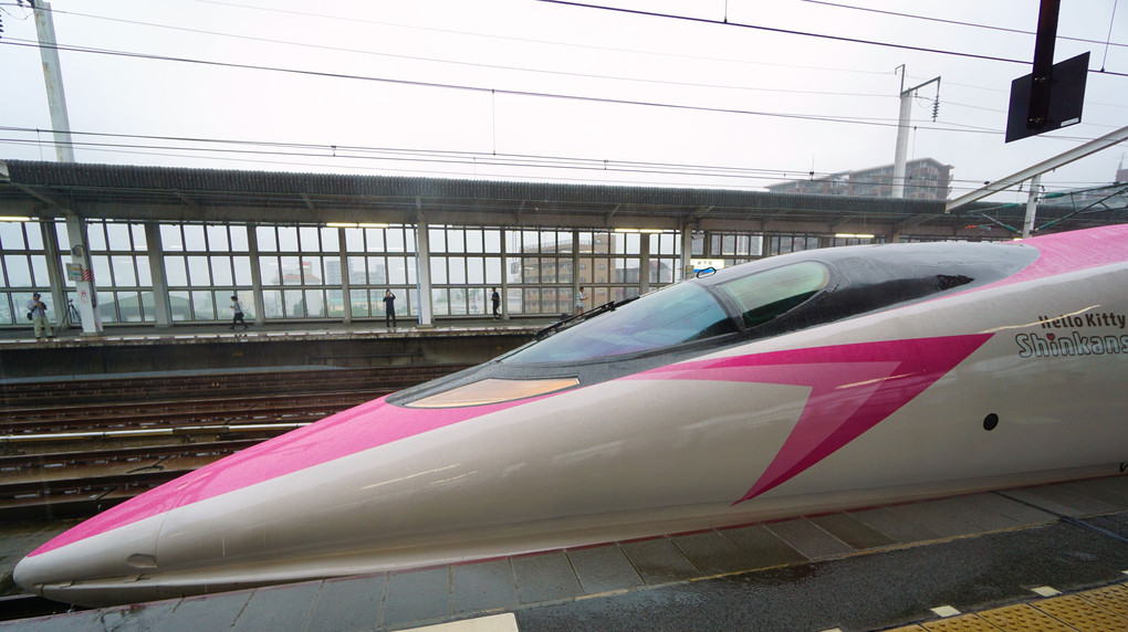 ハローキティ新幹線・半端ないって！！　カッコよさ と 可愛さ 同居してるもん。