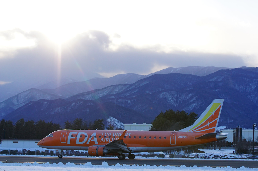 空も山も近い空港