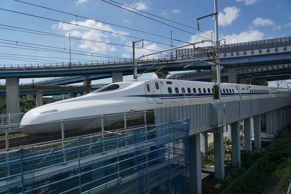 高速のインターチェンジ下を疾走する新幹線！！！