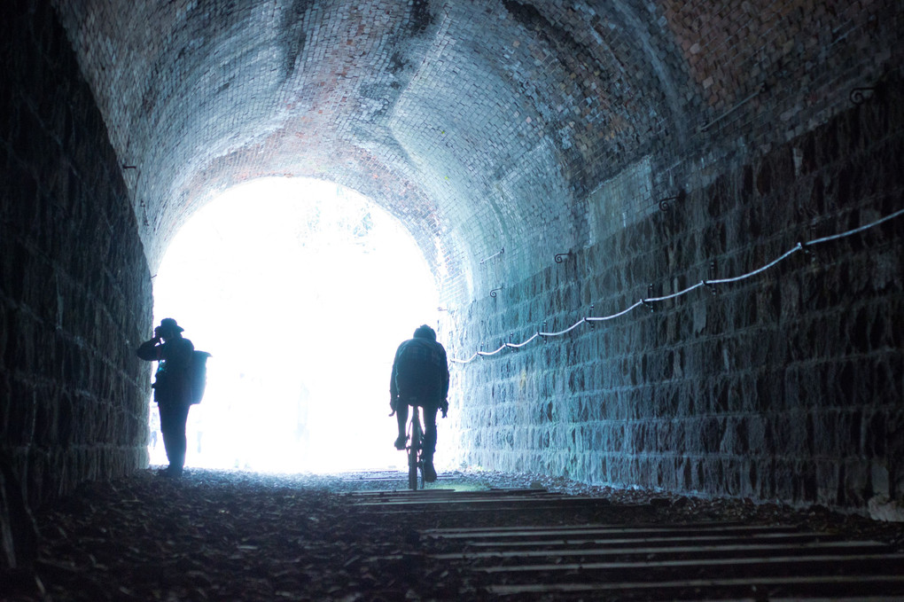 廃線跡トンネルを自転車で走破してきた強者