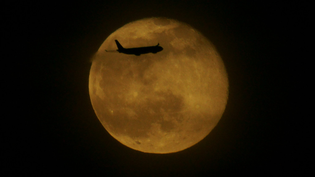 月と飛行機