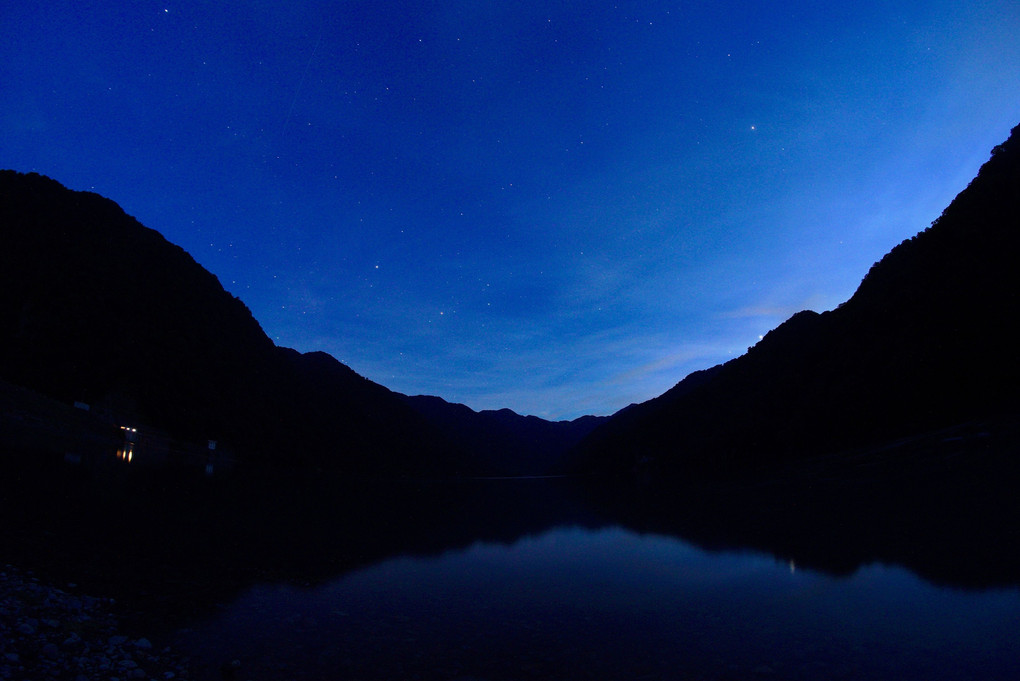 湖畔の黄昏時