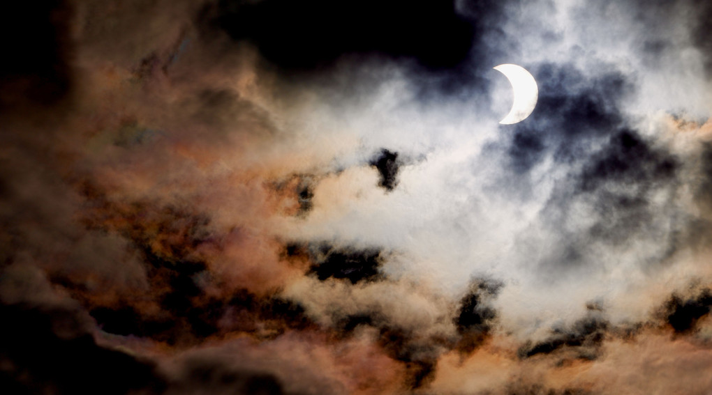 雲と月と太陽。