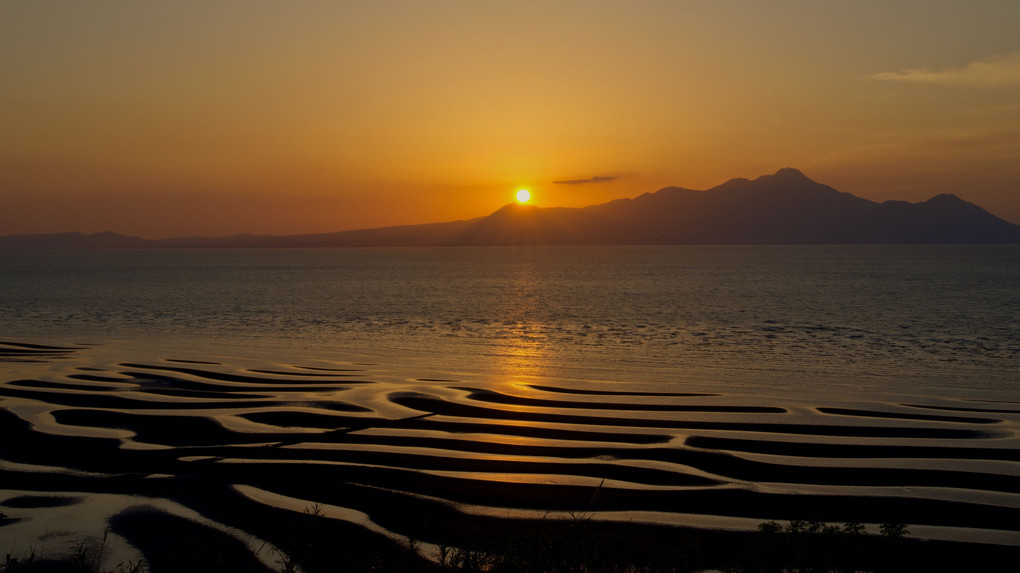 「夕陽」と「おこしき海岸の干潟」