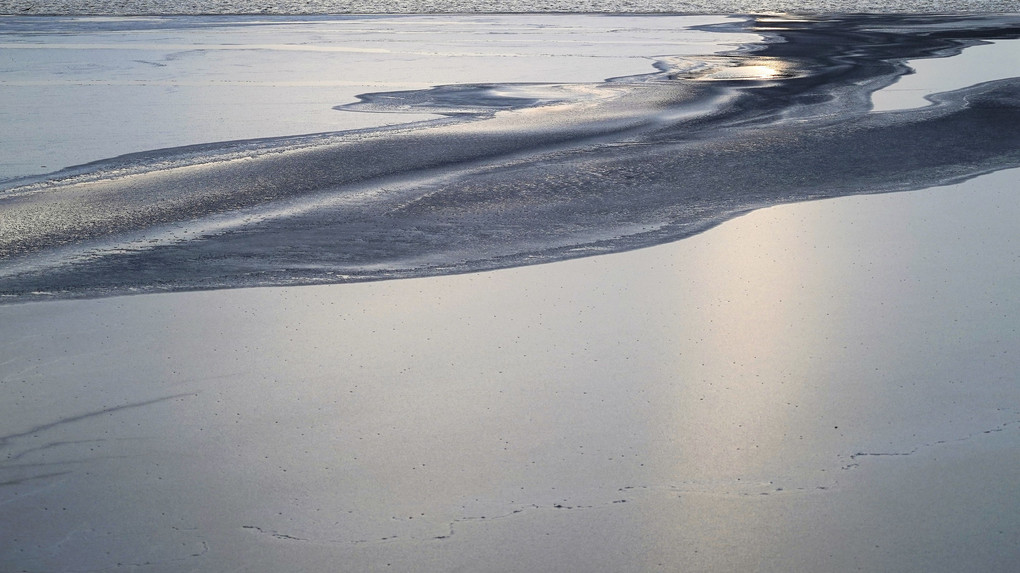 陽が沈む、流氷の海を行く・・・。