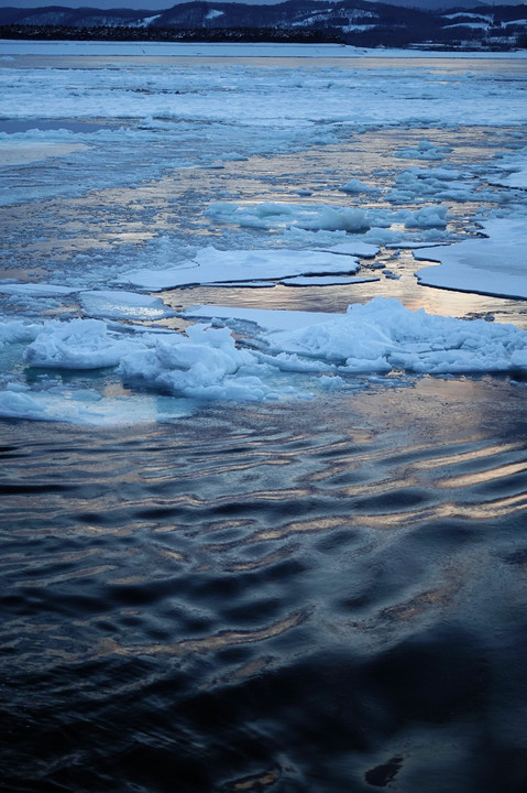 陽が沈む、流氷の海を行く・・・。