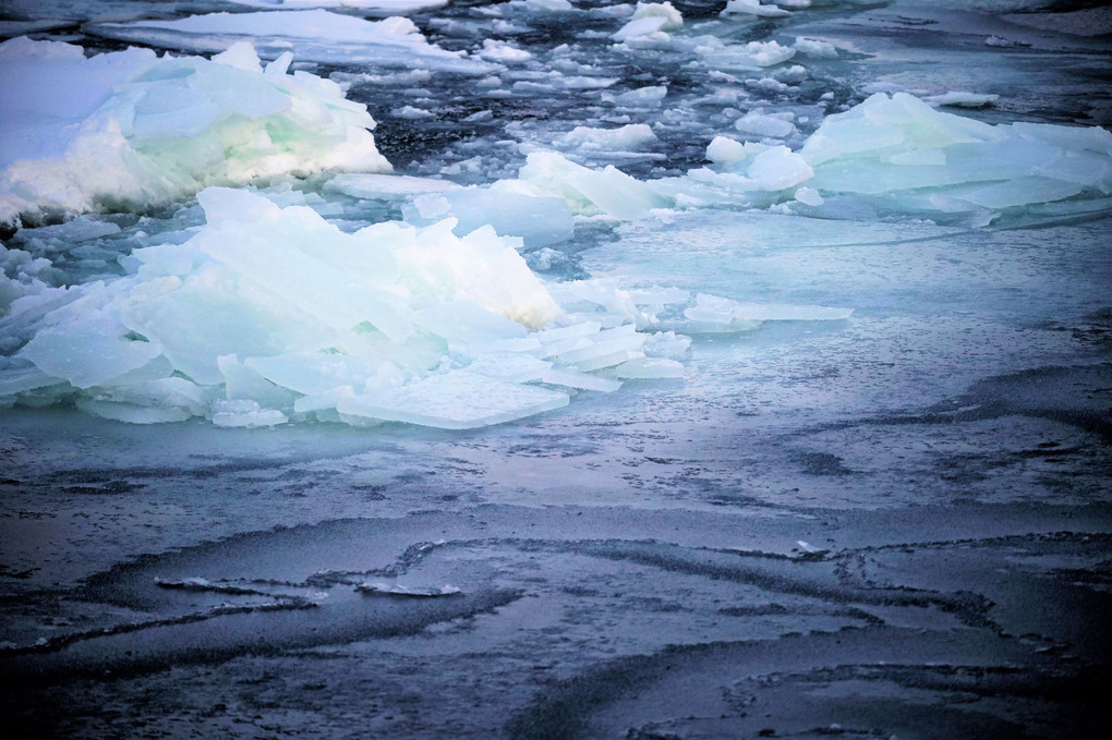 陽が沈む、流氷の海を行く・・・。