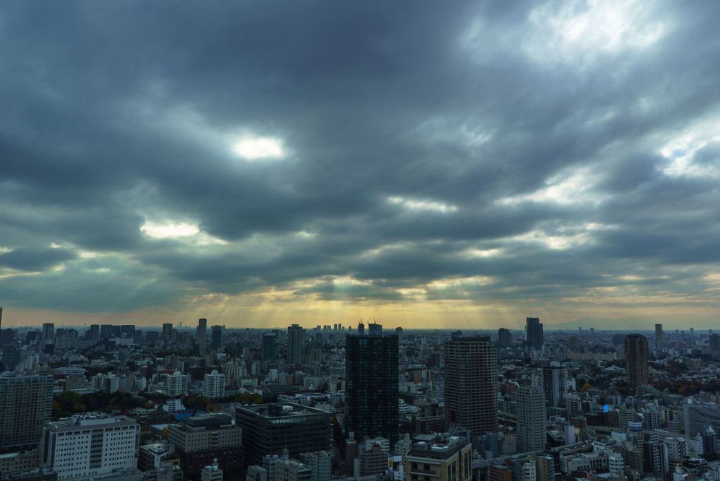 重たい空