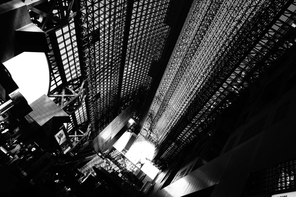 夏の日の記憶　色を失った京都駅